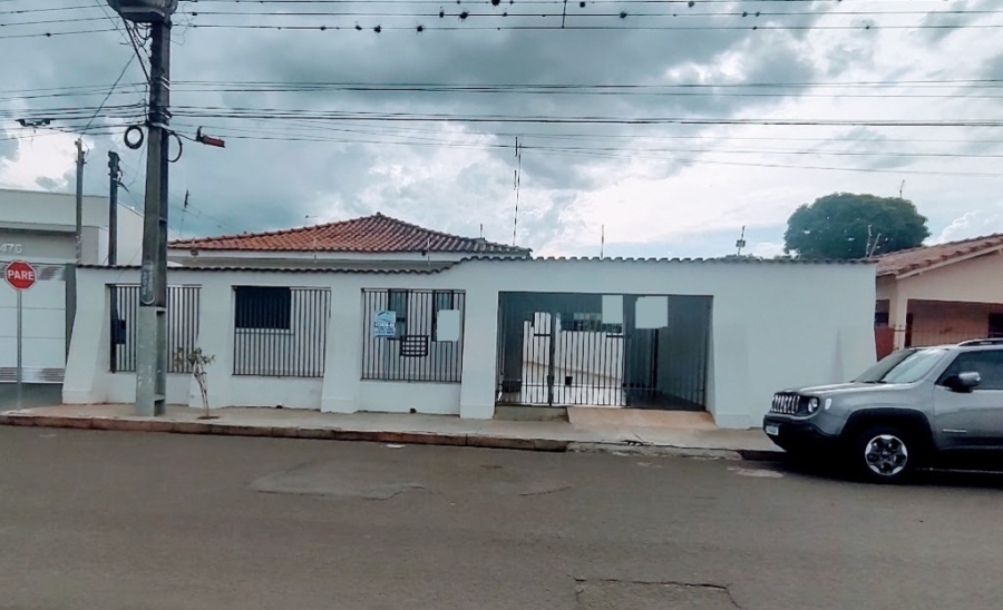 CASA COM BOA LOCALIZAÇÃO E CONSERVAÇÃO REF. 1301