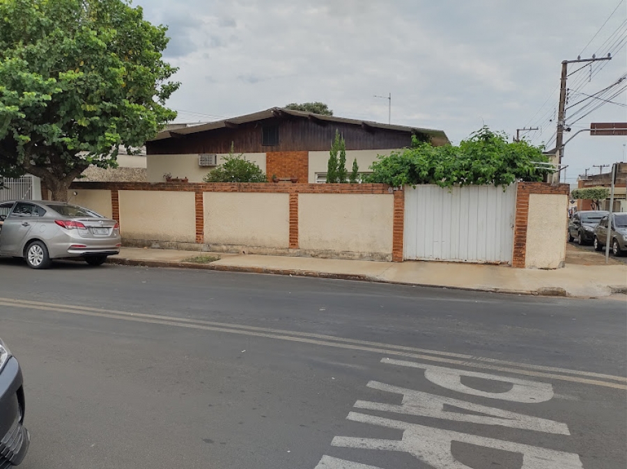 CASA COM ÓTIMA LOCALIZAÇÃO REF. 1290