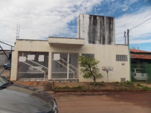 CASA COM BOA LOCALIZAÇÃO REF. 923