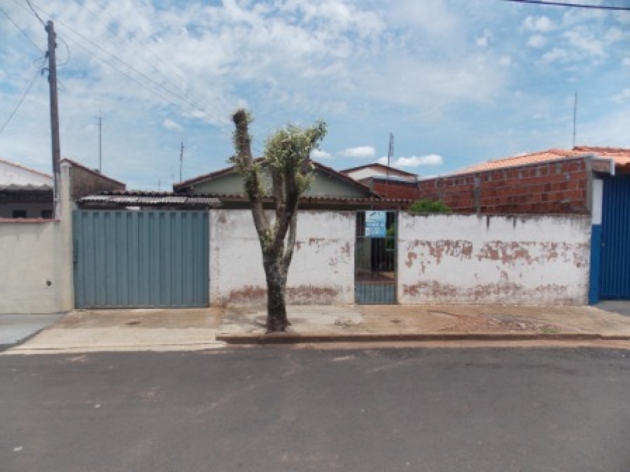 CASA COM BOA LOCALIZAÇÃO REF. 725