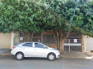 CASA LOCALIZADA NA REGIÃO CENTRAL REF. 1267