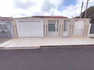 CASA BEM LOCALIZADA COM 04 DORMIT&Oacute;RIOS - REF 1318