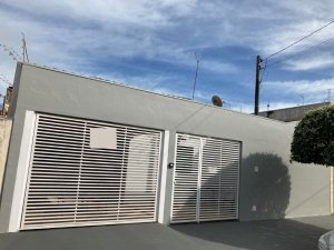 CASA BEM CONSERVADA E EM BAIRRO NOBRE - REF. 1389