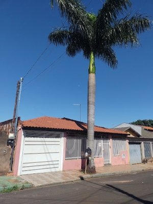 CASA COM BOA LOCALIZA&Ccedil;&Atilde;O REF. 545
