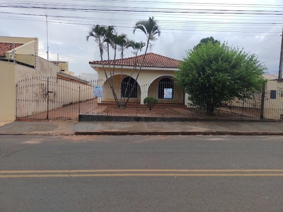 CASA COM &Oacute;TIMA LOCALIZA&Ccedil;&Atilde;O EM BAIRRO NOBRE - REF. 1424